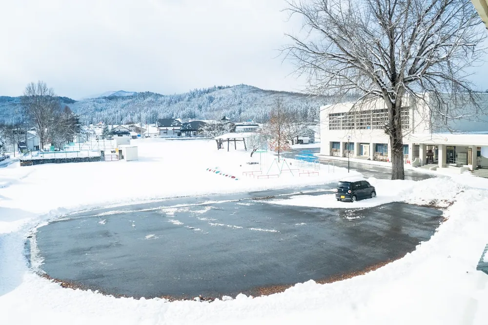 雪におおわれた校庭と校舎