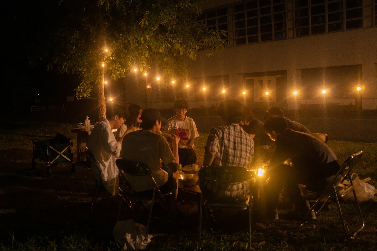 夜の校庭で開かれる芋煮会
