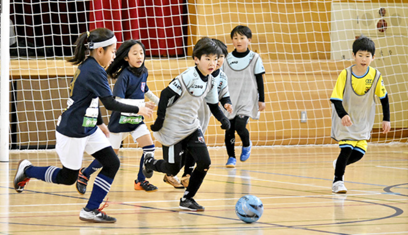 廃校連携のサッカー合宿のようす